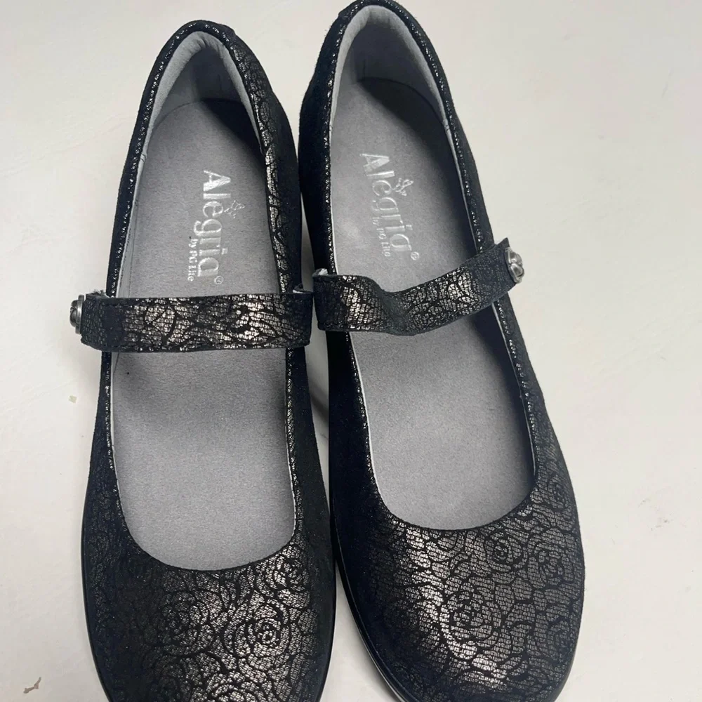 Alegría by PG lite flair pewter florette Mary Jane shoes size9.5 metallic flower